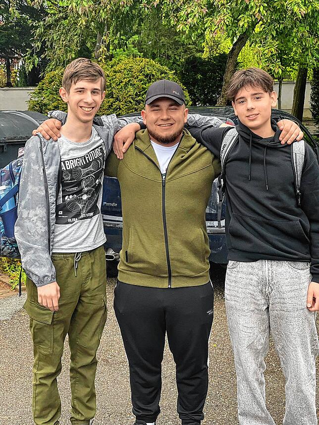 Trio: Mykola Zdor (Mitte) mit seinen beiden 16-jährigen Brüdern Nikita Kardash (links) und Aleksandr Balyuta (rechts).