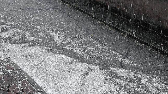 In der Amtshausstraße flossen 2018 Hagel und Regen in Richtung Kirche. Die Gemeinde startet nun ein Starkregenrisikomanagement. Bild: ...