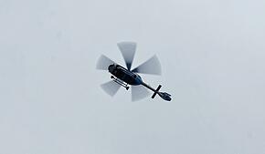 Symbolbild: Die Polizei war am Sonntag mit einem Polizeihubschrauber unterwegs, um einen vermissten Mann zu suchen.