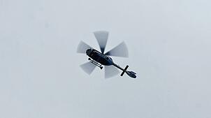 Ein Polizeihubschrauber im Einsatz. Hier ein Symbolbild.