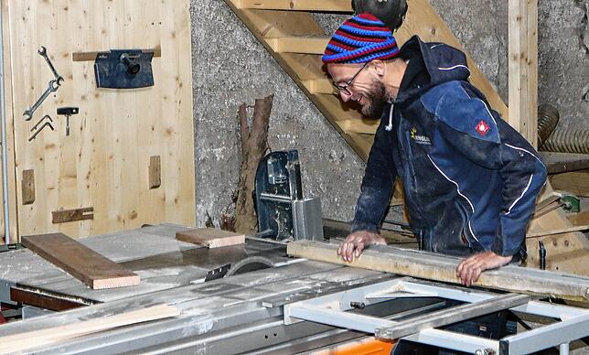 Andeas Egy aus Unadingen übt einen der seltenen Berufe des Holzbildhauers aus