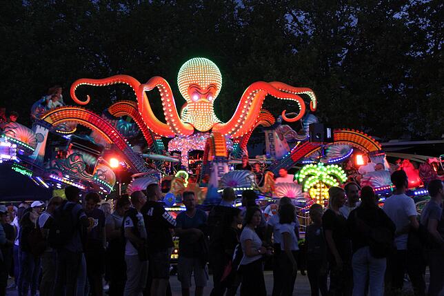20.50 Uhr: Diese Krake leuchtet die Nachtschicht auf dem Kreuzlinger Fantastical ein. Zum Fest gehört auch ein Rummel.