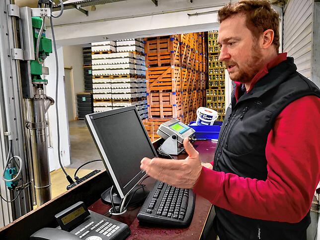 Kellermeister Jochen Sahler erläutert, dass an dieser Station des Winzervereins Hagnau die in Kisten angelieferten Trauben auf ...