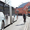 So ist die Situation im Moment in der Radolfzeller Straße: Eine Radfahrerin fährt eng an der Bordsteinkante, der Bus hält Abstand, um zu ...