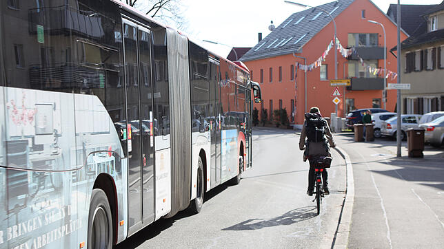 So ist die Situation im Moment in der Radolfzeller Straße: Eine Radfahrerin fährt eng an der Bordsteinkante, der Bus hält Abstand, um zu ...