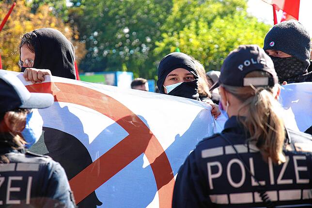 Bild 2: Klare Kante gegen Querdenker &ndash; und der Versuch, mit ihnen zu sprechen: So lief der zweite Tag des großen Demowochenendes