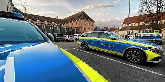 Die Polizei hat ihre Fahrzeuge auf dem Stephansplatz abgestellt.