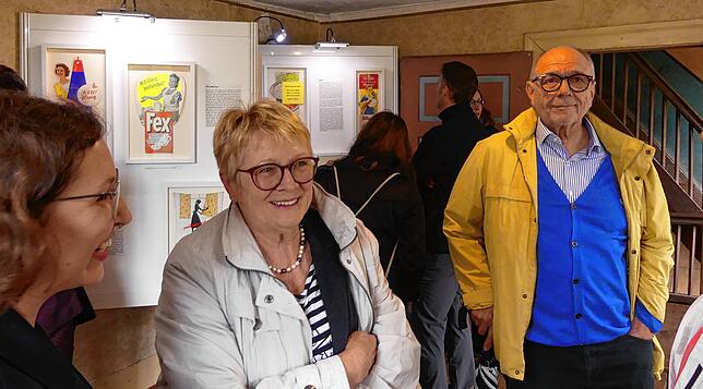 Volontärin Julia Berlitz (von links) mit Utta und Fritz Pfeiffer, Nachfahren des Kaufhausbesitzers Franz Pfeiffer, während der Ausstellung.
