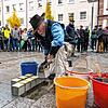 Gunter Demnig beim Verlegen der Stolpersteine für die Familie Bloch in der Rietstraße 15.