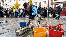 Gunter Demnig beim Verlegen der Stolpersteine für die Familie Bloch in der Rietstraße 15.