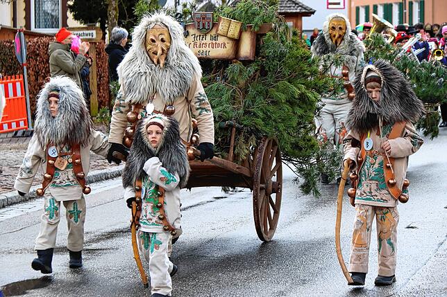 Die Narren rollen an: Hästräger unterwegs in Unterkirnach am Schmotzigen.