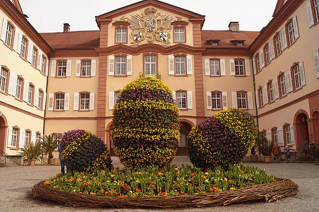 Das blumige Osternest von dem Barockschloss ist ein Blickfang.