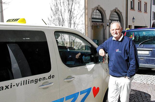 Taxifahrer Christian Fries wartet am Freitag, kurz vor 13 Uhr, auf Schüler der Sprachheilschule in der Villinger Bärengasse, um sie nach ...