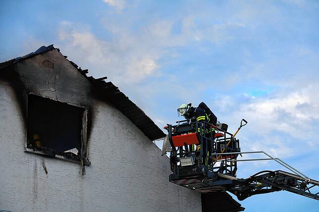 Die Feuerwehr Bräunlingen bekämpft am Mittwochmorgen einen Gebäudebrand in einem Wohngebäude Ecke Dießenhoferstraße/ Gießnaustraße. Der ...