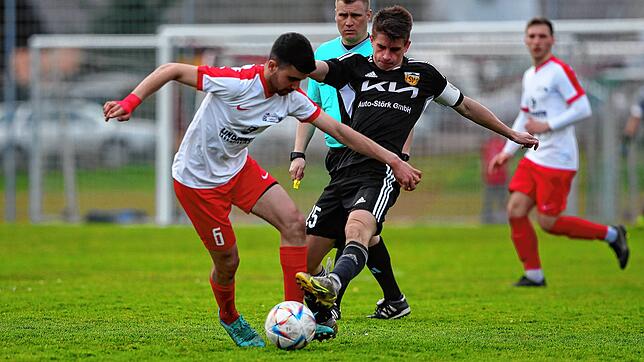 Mohammed Alsafra (links) empfängt mit seiner Mannschaft den Tabellenletzten aus Steißlingen. Manuel Kempter empfängt mit dem SV ...