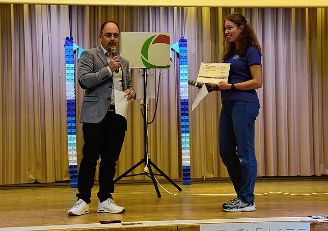 Für die Gemeinde Rickenbach überbringt Matthias Vogt (links) als Stellvertreter des Bürgermeisters Glückwünsche und überreicht ...