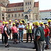 Bauleiterin Carmen Klenk (Mitte) führte die SÜDKURIER-Leser im Sommer 2018 über die Baustelle am Herz-Jesu-Platz, wo das Siedlungswerk ...