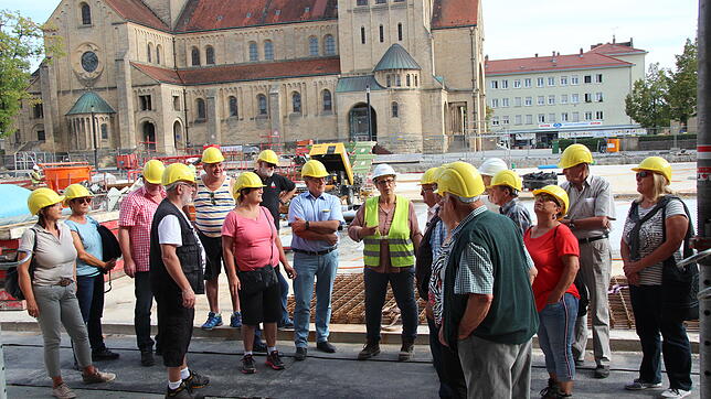 Bauleiterin Carmen Klenk (Mitte) führte die SÜDKURIER-Leser im Sommer 2018 über die Baustelle am Herz-Jesu-Platz, wo das Siedlungswerk ...