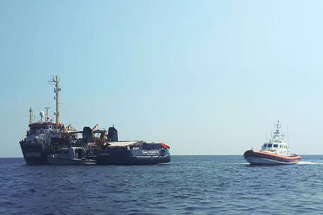 27.06.2019, Lampedusa: Ein italienisches Boot der Küstenwache patrouilliert neben dem Rettungsschiff Sea-Watch 3 im Mittelmeer vor der ...