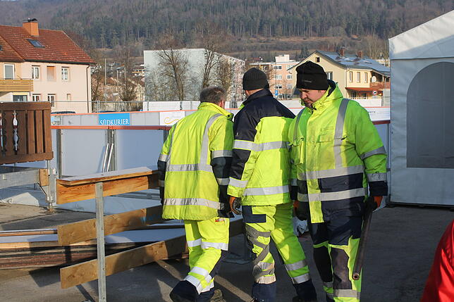 Bild 3: Bilder: Der Aufbau der Blumberger Eisbahn geht in die Endphase