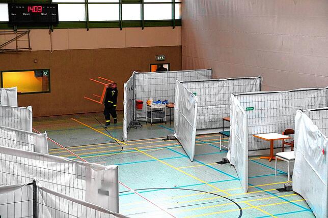 Bild 2: Waldshuter Sporthalle wird zur Fieberambulanz: Ab Montag können erste Patienten aufgenommen werden