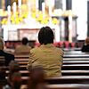 Eine Frau hat sich beim Gottesdienst Dom von Fulda hingesetzt. Der Gottesdienst an Weihnachten ist nicht irgendeine Hauptversammlung, er ...