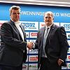 Stefan Wagner (links), Geschäftsführer der Schwenninger Wild Wings, begrüßt offiziell den neuen Cheftrainer Steve Walker.