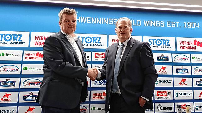 Stefan Wagner (links), Geschäftsführer der Schwenninger Wild Wings, begrüßt offiziell den neuen Cheftrainer Steve Walker.