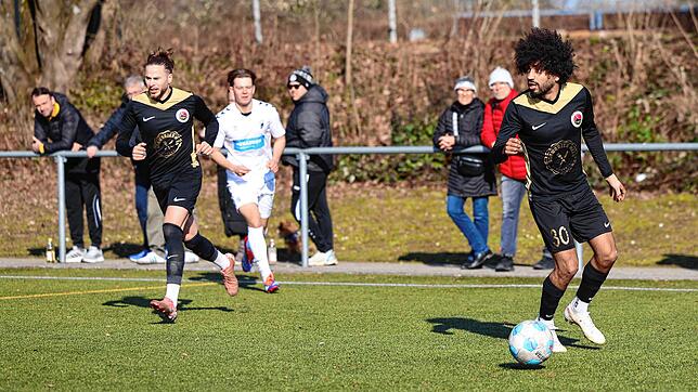 Yahya Zidan (rechts) im Einsatz für den Türk. SV Singen (links Volkan Bak) in der Verbandsliga.