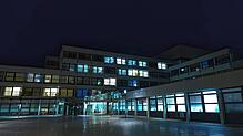 Der Eingangsbereich des Klinikums Friedrichshafen. Polizei und Staatsanwaltschaften versuchen, Licht ins Dunkel zu bringen.