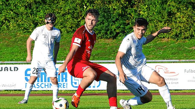Timo Senn (rotes Trikot, auf dem Archivbild gegen FC 08 Villingen II) und Lukas Müller trafen jeweils zweimal. Dennoch verlor der FC RW ...