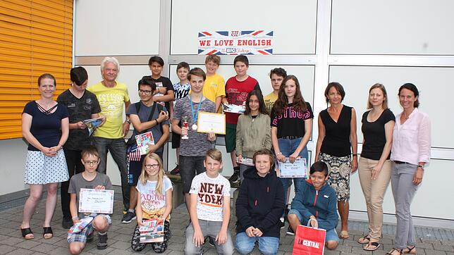 Realschüler vom Bildungszentrum Markdorf haben erfolgreich an dem Englischwettbewerb Big Challenge teilgenommen. In der Bildmitte mit ...