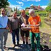 Voll des Lobes sind Gottmadingens Bürgermeister Michael Klinger (von links) und Joachim Dutt vom Bauamt mit den Arbeiten der Firma Flora ...