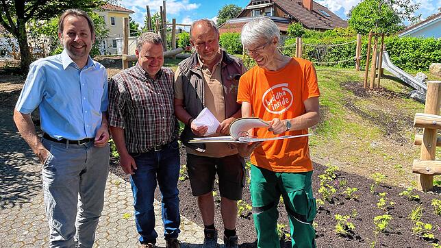 Voll des Lobes sind Gottmadingens Bürgermeister Michael Klinger (von links) und Joachim Dutt vom Bauamt mit den Arbeiten der Firma Flora ...