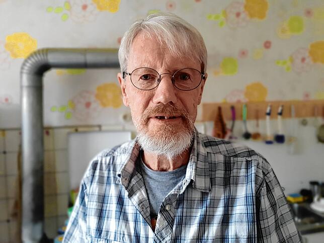 Detlef Boehnert, hier bei einem Besuch in der Wohnung von Hermann Metzger.
