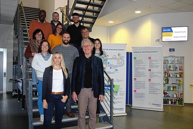 Saskia Frank (von links vorne) sprach bei ihrem Firmenbesuch mit Roland Hirschmann, dahinter Sandra Pletzer, Julian Groschinski und ...