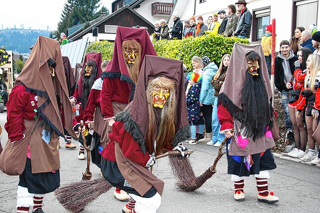 Bild 16: Herrischrieder Dorffasnacht: Hooriwälder und Dorfbuebe zeigen beeindruckende Masken