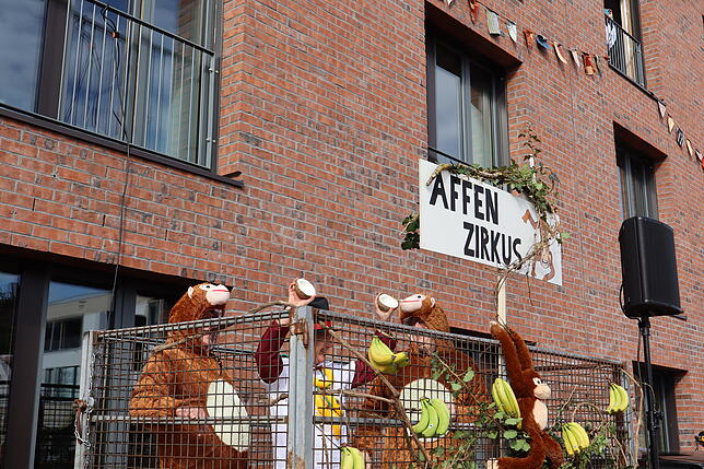 Bild 13: Rathaus-Dompteur im Affenstall: Die besten Bilder vom skurrilen Salemer Affentheater!