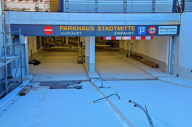 Noch ist die Parkgarage unter dem Marktplatz, hier die neue Einfahrt in der Gewerbehallensztraße, nicht ganz fertig saniert. Zum 10. ...