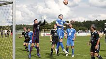 Für den Hegauer FV (Maximilien Jeckel, blaues Trikot) geht die Saison weiter. Er spielt die Relegation zur Fußball-Landesliga. Für den ...
