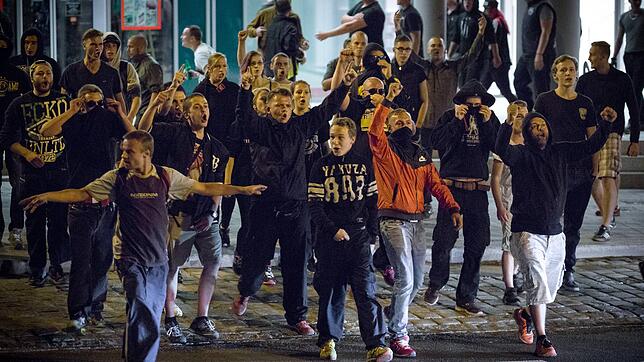 Besorgte Bürger, Nazis, Rechte und Hooligans demonstrieren 2016 in der sächsischen Stadt Bautzen gegen Flüchtlinge. Bild: imago