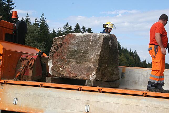 Bild 13: Bilder vom Abtransport des Felsbrockens auf der A81 nach dem Unfall nahe Trossingen