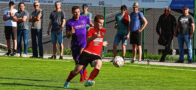 Bild 1: VfR Bad Bellingen fegt den VfB Waldshut vom Platz