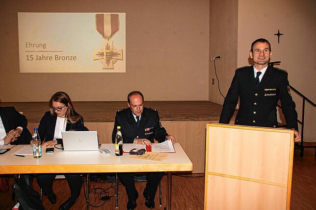 Der neue Kreisbrandmeister Michael Reitter (rechts) stellte sich bei der Jahresversammlung der Feuerwehr Wald vor. Links im Bild ...