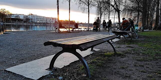 (Archivbild) Auf einer Bank im Herosé-Park saß das Paar, als es von mehreren Männern umringt wurde.