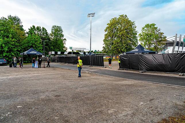 Abstand halten heißt es vor dem Villinger Stadion &ndash; und schwarze Sichtblenden tragen zur abweisenden Szenerie noch bei.