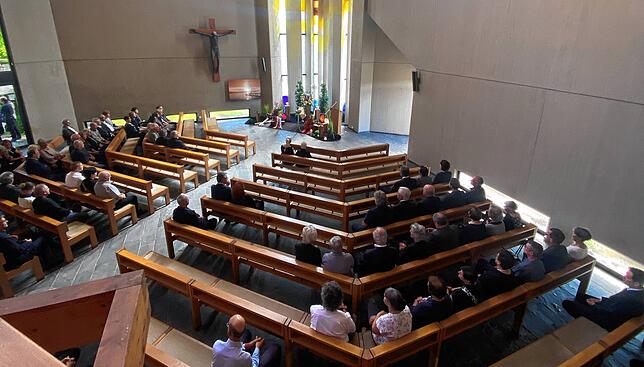 Lange, bevor die Trauerfeier begonnen hatte, haben sich die ersten Gäste bereits in der Loreto-Kapelle beim Stockacher Friedhof ...