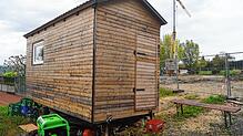 Der Bauwagen bei der Baustelle fürs neue Feuerwehrhaus Dingelsdorf. Er ist ein vorübergehender Ersatz des Jugendcontainers „Klotz“.