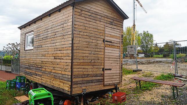 Der Bauwagen bei der Baustelle fürs neue Feuerwehrhaus Dingelsdorf. Er ist ein vorübergehender Ersatz des Jugendcontainers „Klotz“.