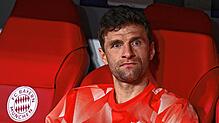 Thomas Müller sitzt zu Spielbeginn auf der Bank.
